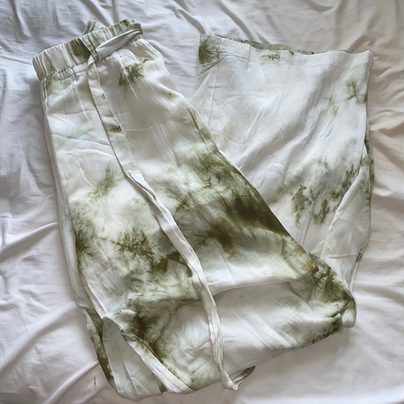 Tie dye flowy paint - tags on - Picture 1 of 3